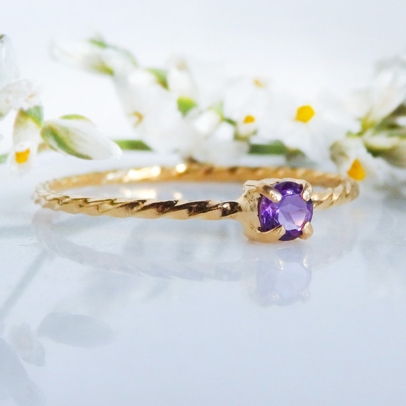 透明な葡萄酒の滴＊アメジスト華奢ツイストリング（真鍮・K18メッキ）｜3mmラウンド・2月誕生石・サイズオーダー可 1枚目の画像
