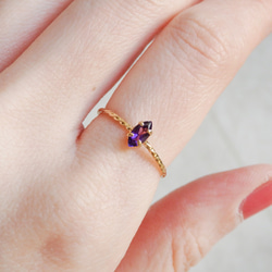 透明な葡萄酒の滴＊アメジスト華奢ツイストリング（真鍮・K18メッキ）マーキスカット3×6mm・2月誕生石　サイズオーダー 3枚目の画像