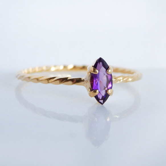 透明な葡萄酒の滴＊アメジスト華奢ツイストリング（真鍮・K18メッキ）マーキスカット3×6mm・2月誕生石　サイズオーダー 4枚目の画像