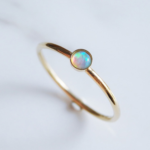 シンセティックホワイトオパールリング/10月誕生石/サイズオーダー可/華奢デザイン/18金仕上げ 1枚目の画像