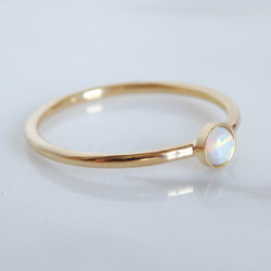 シンセティックホワイトオパールリング/10月誕生石/サイズオーダー可/華奢デザイン/18金仕上げ 3枚目の画像