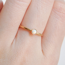 シンセティックホワイトオパールリング/10月誕生石/サイズオーダー可/華奢デザイン/18金仕上げ 6枚目の画像