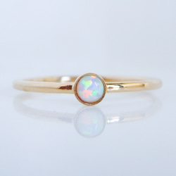 シンセティックホワイトオパールリング/10月誕生石/サイズオーダー可/華奢デザイン/18金仕上げ 9枚目の画像