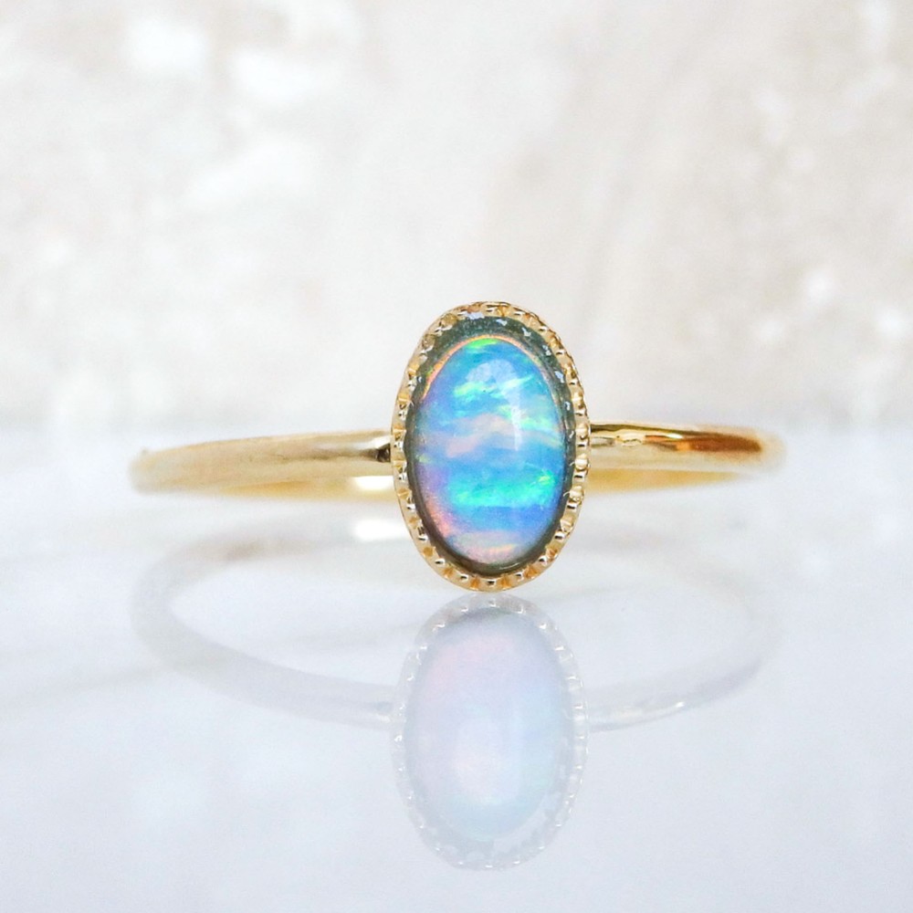 水色オパール リング (オーバルカボション) 真鍮 K18コーティング　光を纏う上品ジュエリー