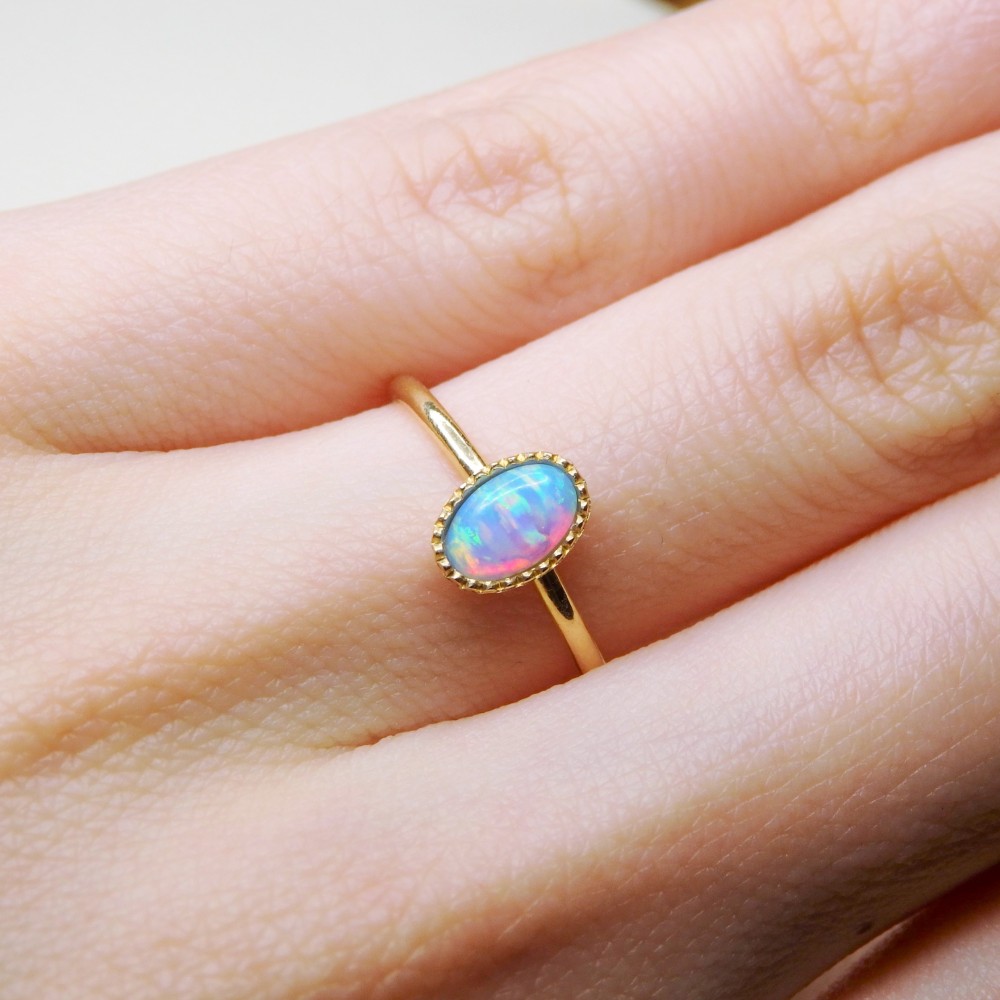 水色オパール リング (オーバルカボション) 真鍮 K18コーティング　光を纏う上品ジュエリー
