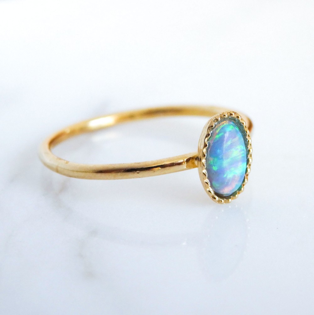 水色オパール リング (オーバルカボション) 真鍮 K18コーティング　光を纏う上品ジュエリー