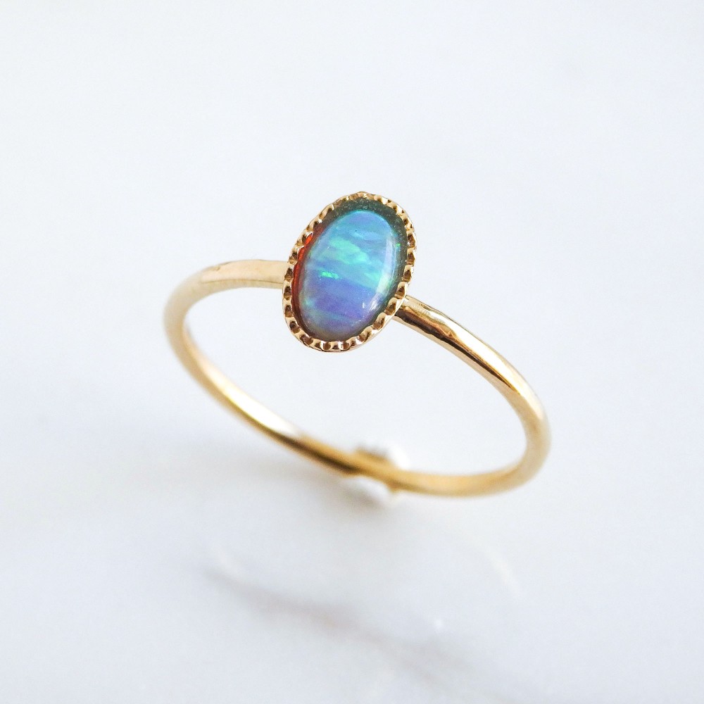 水色オパール リング (オーバルカボション) 真鍮 K18コーティング　光を纏う上品ジュエリー