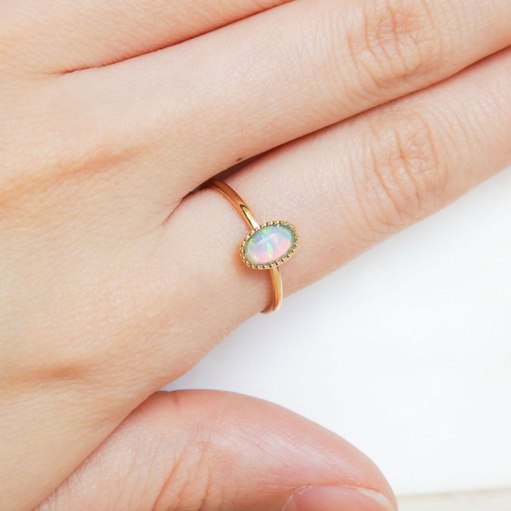 水色オパール リング (オーバルカボション) 真鍮 K18コーティング　光を纏う上品ジュエリー