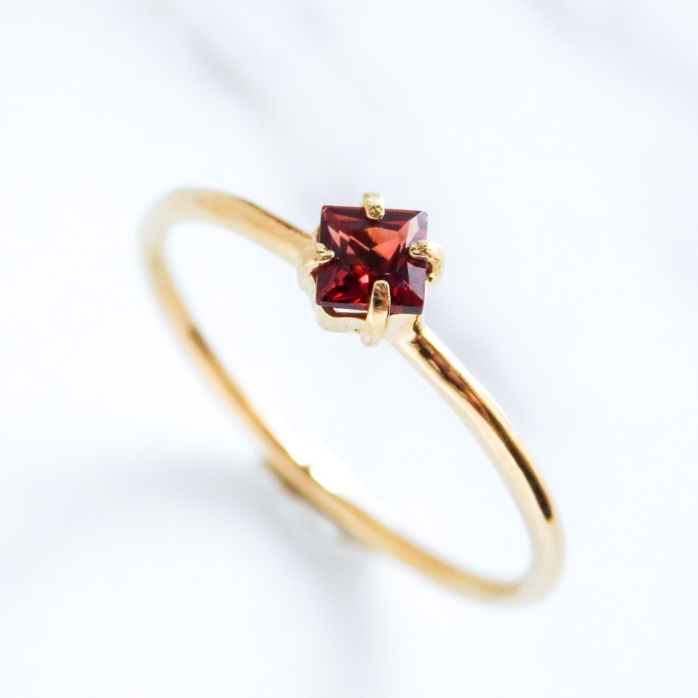 ガーネット リング（プリンセスカット）｜シルバー925 K18メッキ／ニッケルフリー｜深紅の輝き　華奢リング　誕生石