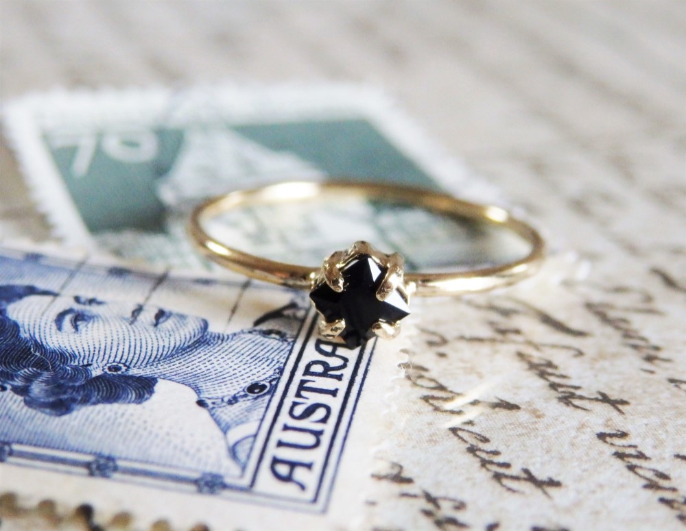 オニキスリング・スクエアカット・プレーンタイプ／真鍮・K18ゴールドコーティング／意志を強める7月誕生石・シルバー925