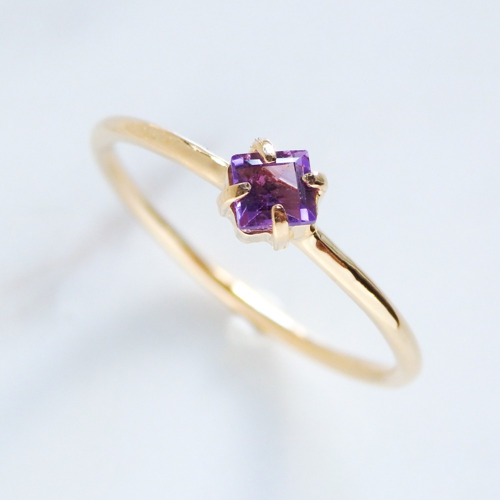 紫色の輝きを宿すアメジスト華奢スクエアリング｜シルバー925（K18ゴールドコーティング／ニッケルフリー)