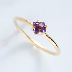 紫色の輝きを宿すアメジスト華奢スクエアリング｜シルバー925（K18ゴールドコーティング／ニッケルフリー) 1枚目の画像