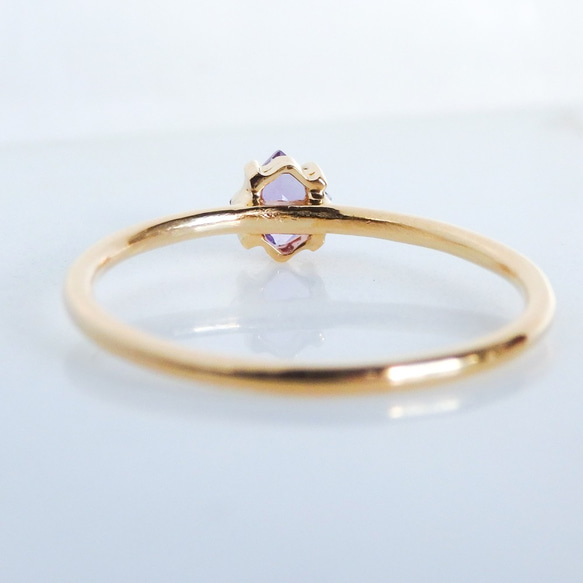 紫色の輝きを宿すアメジスト華奢スクエアリング｜シルバー925（K18ゴールドコーティング／ニッケルフリー) 3枚目の画像