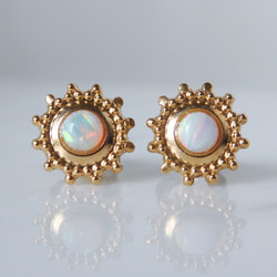 太陽ホワイトオパールピアス・3㎜カボションカット・真鍮＆チタン