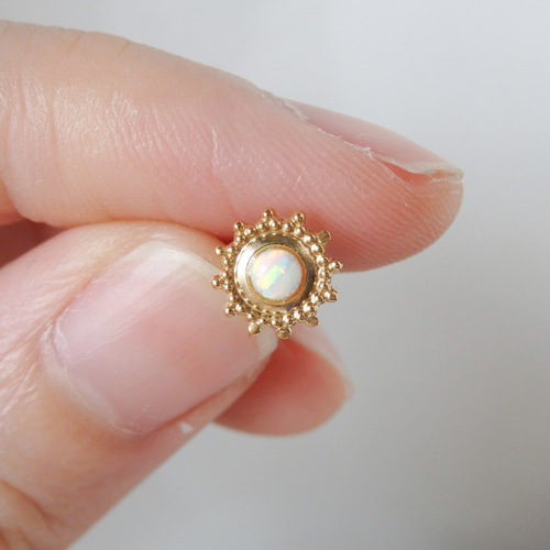 太陽ホワイトオパールピアス・3㎜カボションカット ピアス
