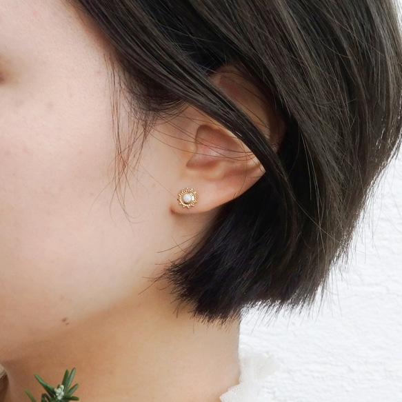 太陽ホワイトオパールピアス・3㎜カボションカット・真鍮＆チタンポスト／ハンドメイドアクセサリー　樹脂イヤリング可能 2枚目の画像