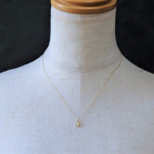 ホワイトオパールネックレス ミル留め風 アンティーク風 合成オパール