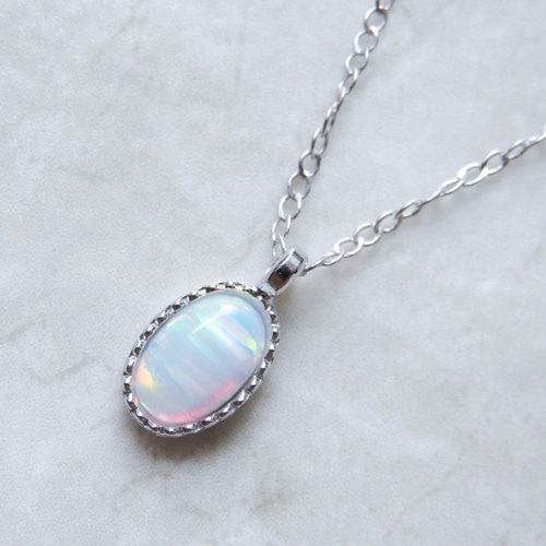 ホワイトオパールネックレス ミル留め風 アンティーク風 合成オパール