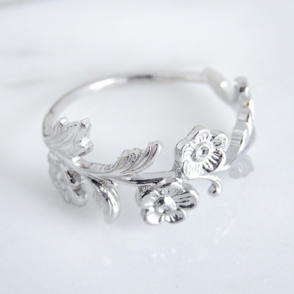花モチーフリング・18金メッキ・華奢デザイン・フラワーリング