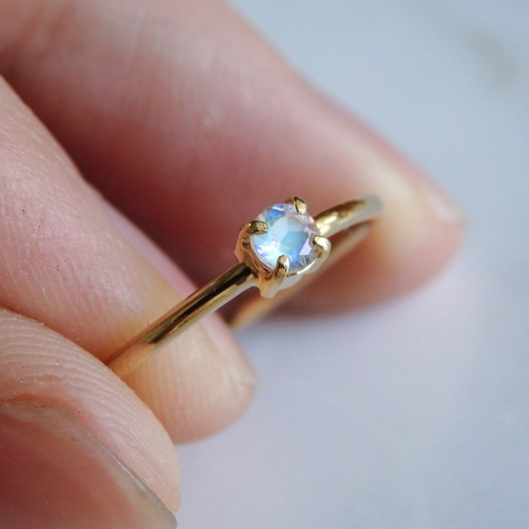 月光の詩＊ロイヤルブルームーンストーン華奢リング・シルバー925（18金イエローゴールドメッキ）6月誕生石 1枚目の画像