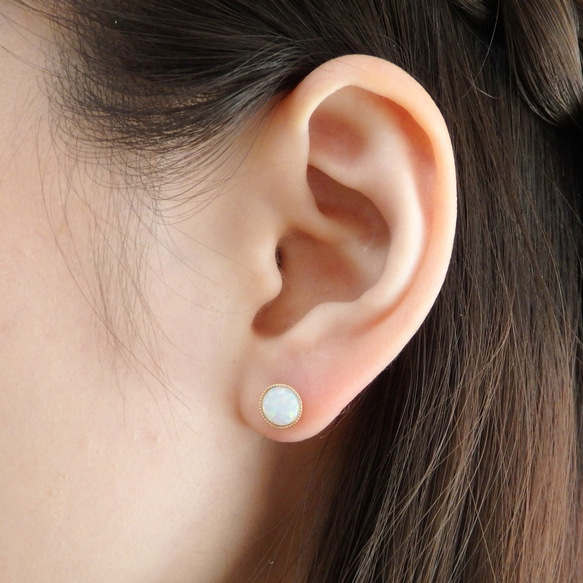 白色蛋白石耳環・凸圓形切割 6 毫米 第2張的照片