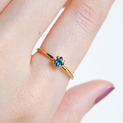 ロンドンブルートパーズリング・スクエアカット・深みブルーの華奢プレーンリング　11月誕生石　サイズオーダー可　重ね付け 2枚目の画像