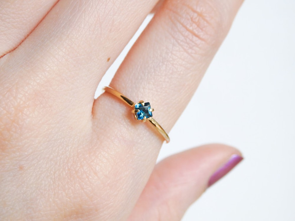 ロンドンブルートパーズリング・スクエアカット・深みブルーの華奢プレーンリング　11月誕生石　サイズオーダー可　重ね付け 2枚目の画像