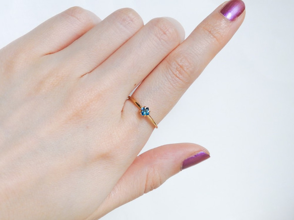 ロンドンブルートパーズリング・スクエアカット・深みブルーの華奢プレーンリング　11月誕生石　サイズオーダー可　重ね付け 3枚目の画像