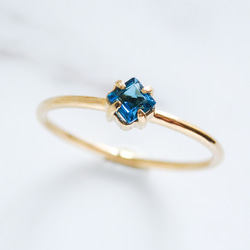 ロンドンブルートパーズリング・スクエアカット・深みブルーの華奢プレーンリング　11月誕生石　サイズオーダー可　重ね付け 4枚目の画像