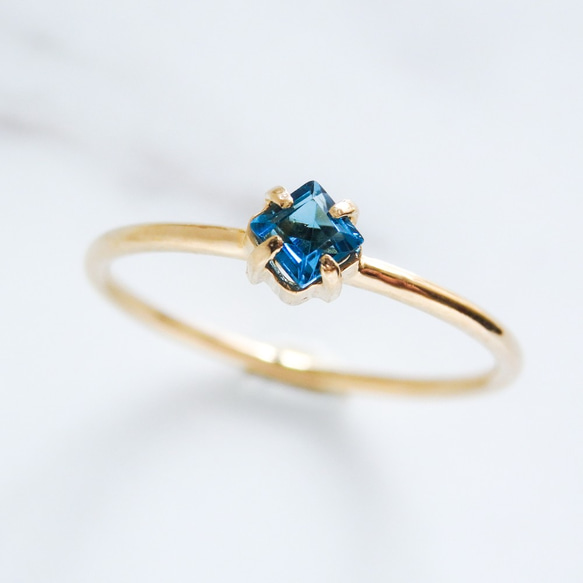 ロンドンブルートパーズリング・スクエアカット・深みブルーの華奢プレーンリング　11月誕生石　サイズオーダー可　重ね付け 4枚目の画像