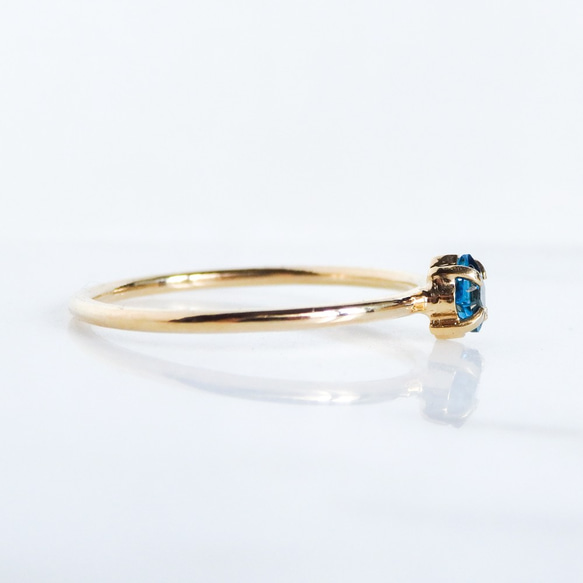 ロンドンブルートパーズリング・スクエアカット・深みブルーの華奢プレーンリング　11月誕生石　サイズオーダー可　重ね付け 6枚目の画像
