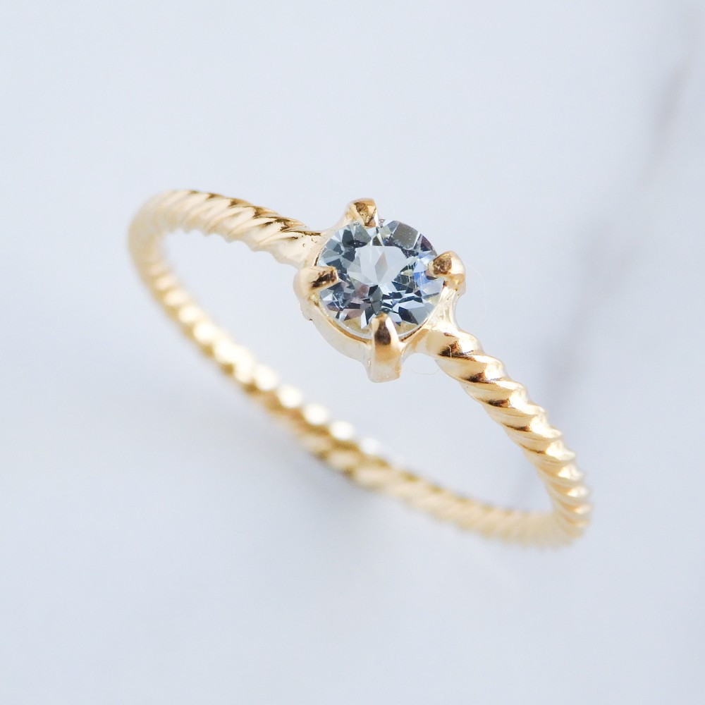 澄み渡る水色＊スカイブルートパーズ華奢ツイストリング（真鍮・K18コーティング）｜4mmラウンドカット・サイズオーダー可