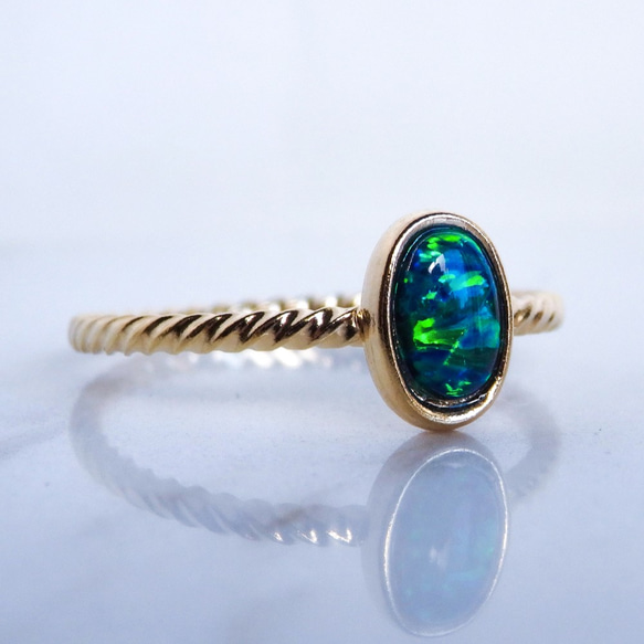 夜空の輝き＊ブラックオパール華奢ツイストリング（真鍮・K18コーティング）｜オーバルカボションカット・サイズオーダー可 2枚目の画像