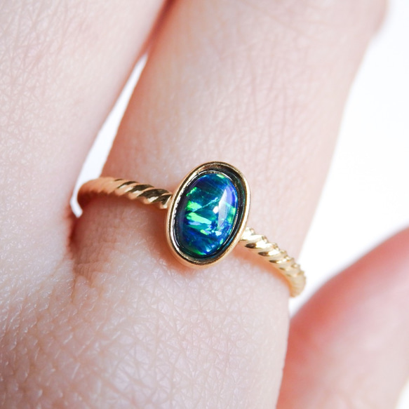 夜空の輝き＊ブラックオパール華奢ツイストリング（真鍮・K18コーティング）｜オーバルカボションカット・サイズオーダー可 4枚目の画像