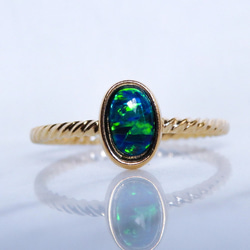 夜空の輝き＊ブラックオパール華奢ツイストリング（真鍮・K18コーティング）｜オーバルカボションカット・サイズオーダー可 7枚目の画像