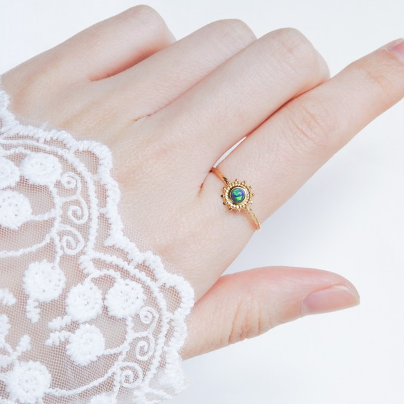 太陽の輝き＊ブラックオパール華奢ツイストリング（真鍮・K18コーティング）｜太陽モチーフ・10月誕生石・サイズオーダー可 2枚目の画像