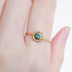 太陽の輝き＊ブラックオパール華奢ツイストリング（真鍮・K18コーティング）｜太陽モチーフ・10月誕生石・サイズオーダー可 3枚目の画像