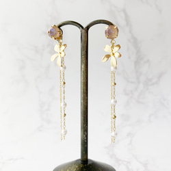 スワロフスキークリスタルカプチーノディライトとゴールドフラワー&華奢なチェーンが揺れる樹脂ノンホールピアス 2枚目の画像