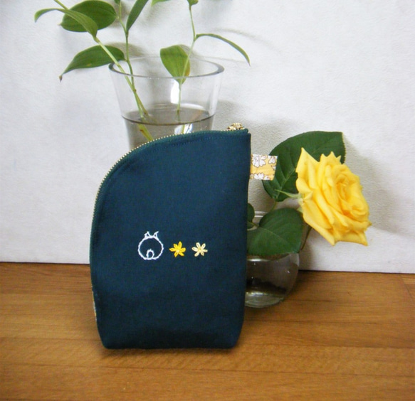 うさぎ刺繍縦型ポーチ（緑） 2枚目の画像