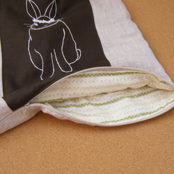 麻のうさぎ刺繍クッション（茶） 3枚目の画像