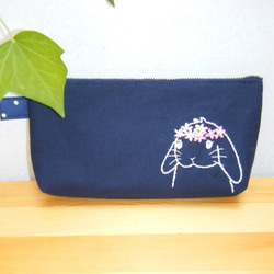 うさぎ刺繡付大き目ペンケース（紺、ﾛｯﾌﾟｲﾔｰ、ﾋﾟﾝｸの花） 1枚目の画像