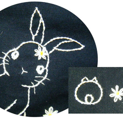 うさぎ刺繍縦型ポーチ（ネイビー、マーガレット） 4枚目の画像