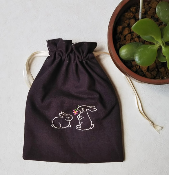 うさぎ刺繍付き巾着袋（裏付き、茶） 1枚目の画像