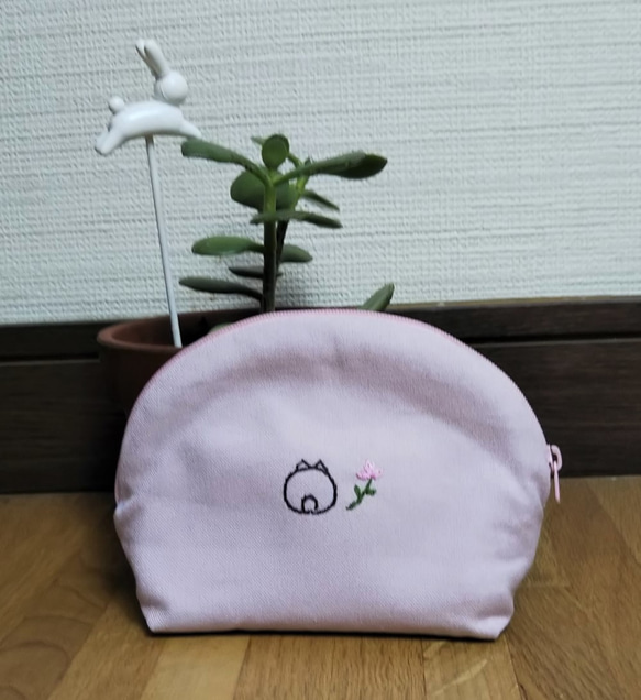 うさぎ刺繍シェル型ポーチ（ピンク、内側ナイロン） 2枚目の画像