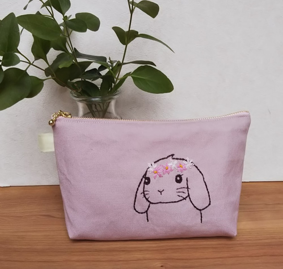 花輪を付けたうさぎ刺繍付きふかふかポーチ（ピンク、ロップイヤー） 1枚目の画像