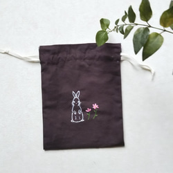 うさぎ刺繍付き巾着ポーチ(ピンク花リバティ） 2枚目の画像