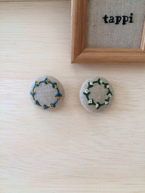 花のリースの手刺繍ブローチ 1枚目の画像