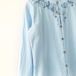 春 ブルー 刺繍 花 スタンド 長袖 シャツ 5枚目の画像