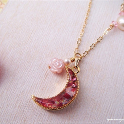 【完売御礼】バラ舞う月のネックレス(クリームパール) 2枚目の画像