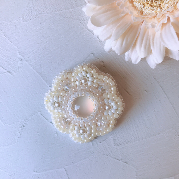 ビーズ刺繍 ブローチ お花 大人可愛い 白 ブローチ Atelier tico 